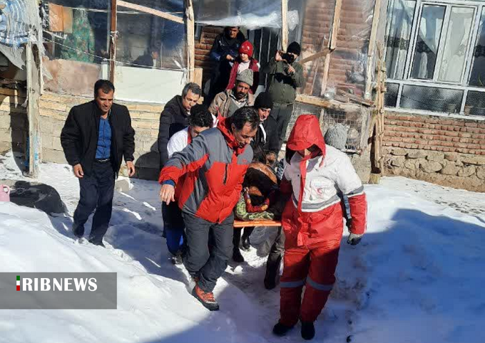 همت بلند امدادگران بعد از 15 ساعت عبور از مسیر برفی برای نجات جان یک انسان