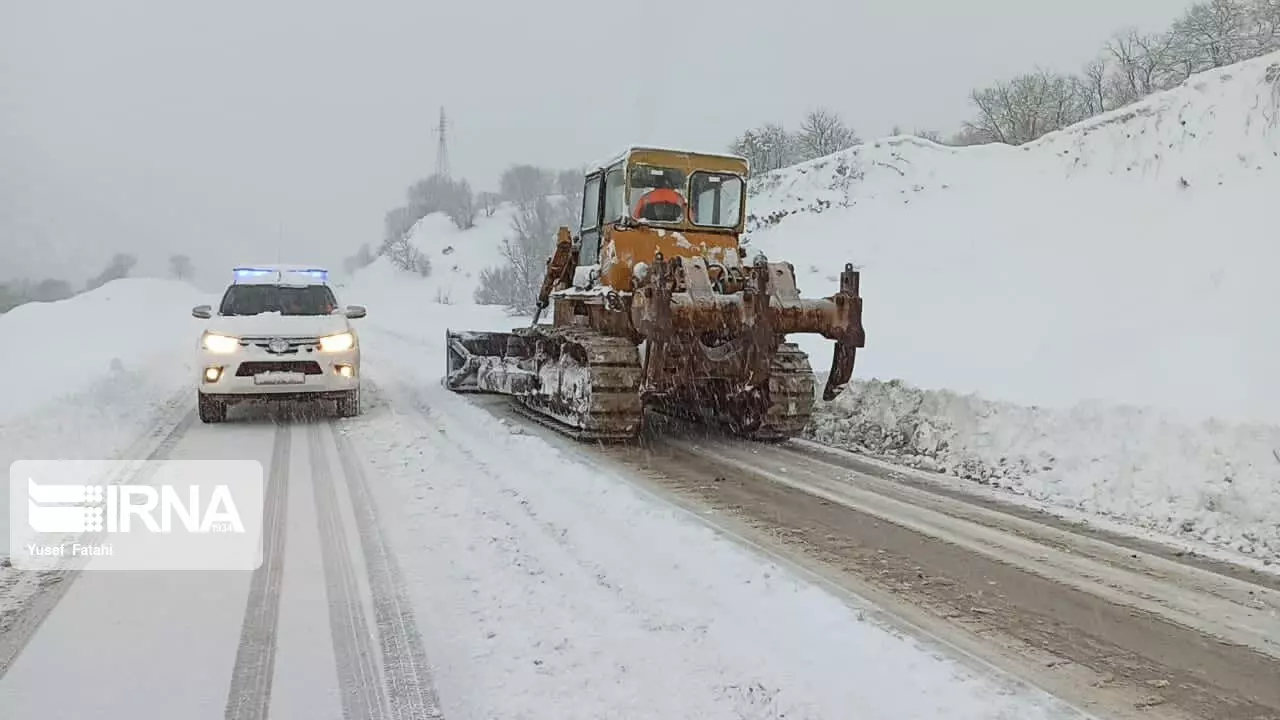 راه ۱۲۰ روستای هشترود با تلاش راهداران بازگشایی شد