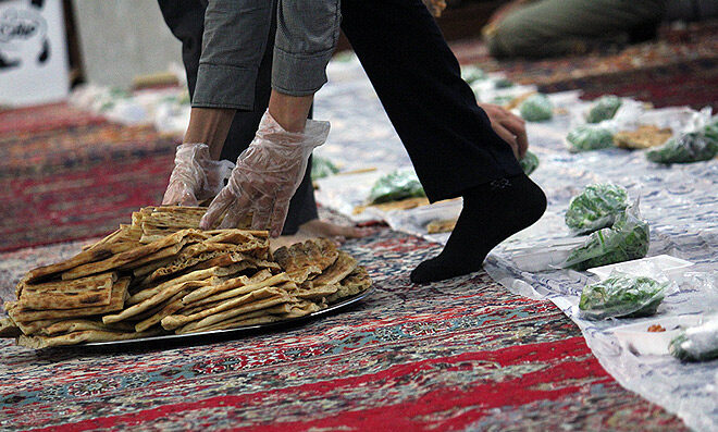 اطعام روزه‌داران در هفت محله مراغه با سفره‌های افطاری ساده
