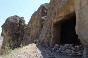 رازهای کهن در دل صخره‌ها: سفری به گویجه قلعه