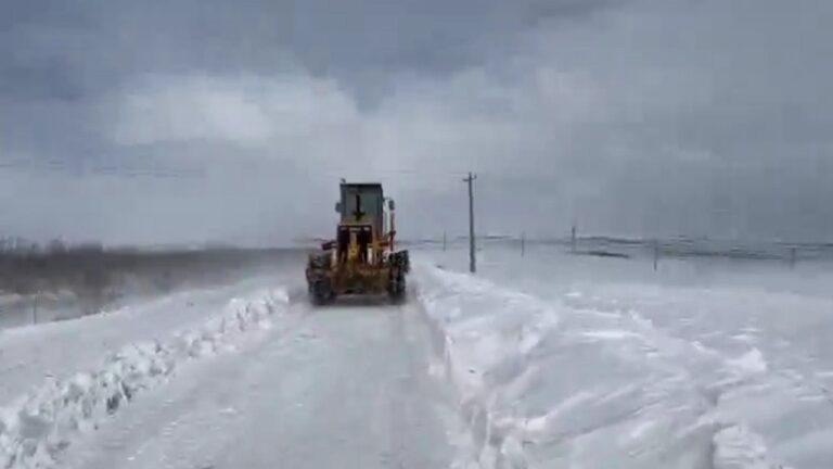 تلاش راهداران برای برف‌روبی ۱۵۰ کیلومتر راه روستایی در مراغه