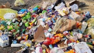 معدوم‌سازی ۵ تن مواد غذایی فاسد و تاریخ گذشته در مراغه