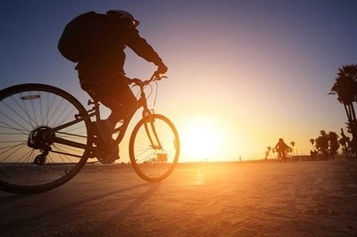 رکاب‌زنی زوج مراغه‌ای از بندر شهید رجایی تا مراغه