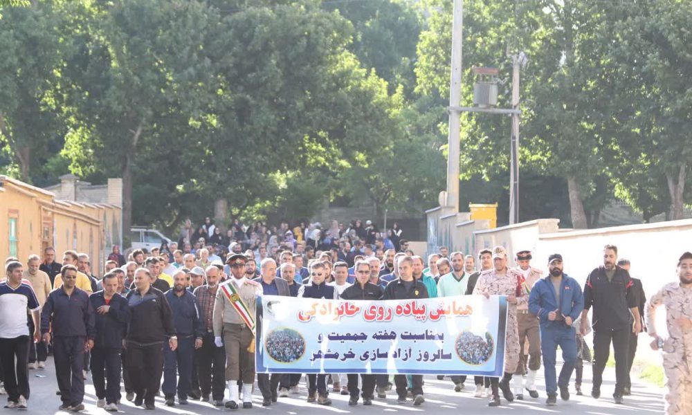 پیاده‌روی خانوادگی در مراغه به مناسبت سالروز آزادسازی خرمشهر و هفته جمعیت
