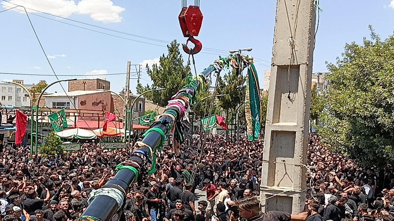 برافراشته شدن بلندترین علم حسینی کشور در مراغه