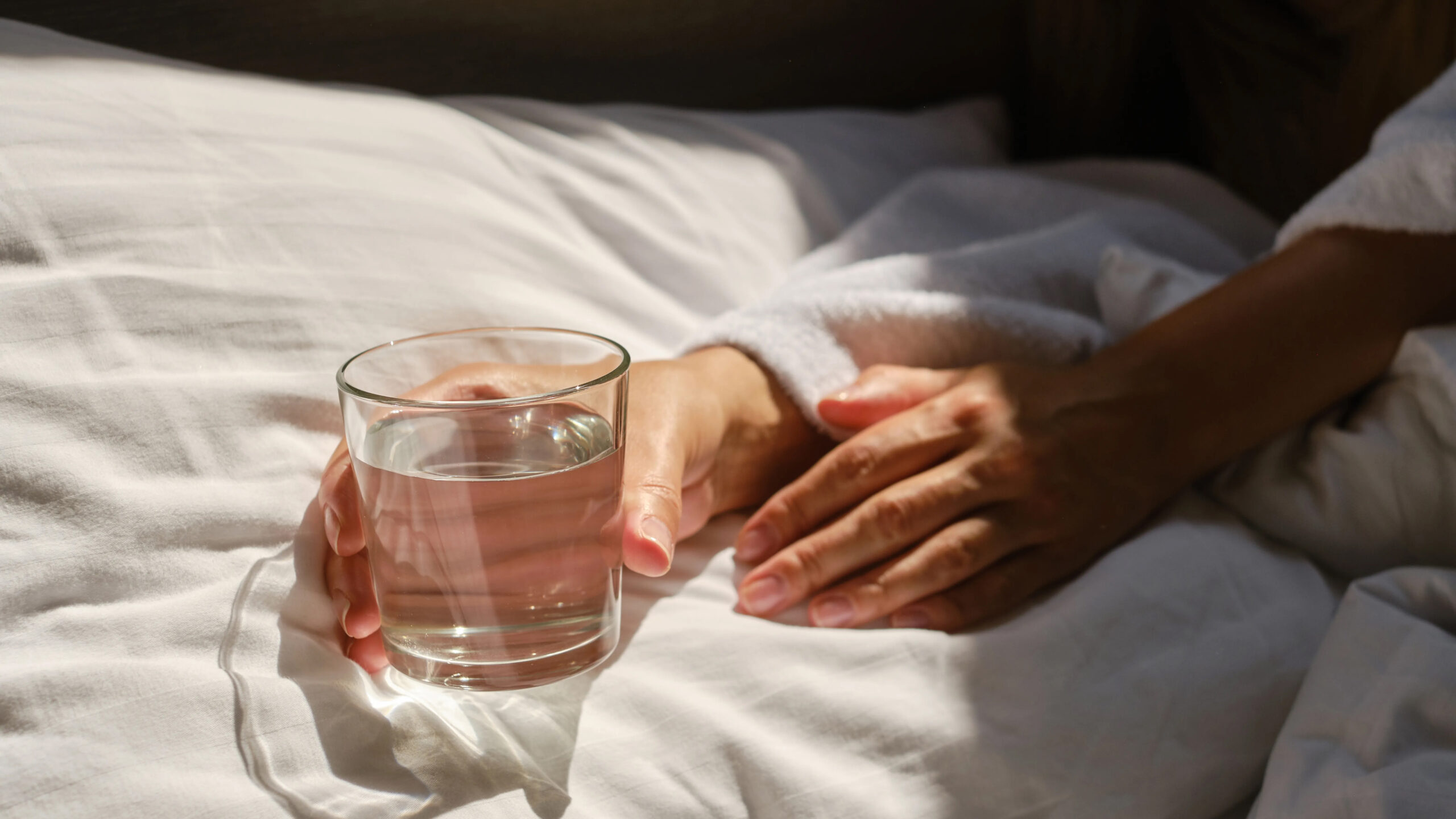 بر اساس یک مطالعه علمی، نوشیدن آب لزوماً بهترین روش برای تأمین آب بدن نیست