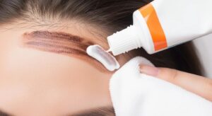 پاک کردن لکه رنگ مو | روش‌های خانگی و حرفه‌ای