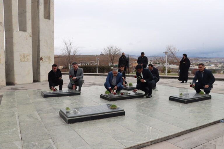 ادای احترام مسئولان مدیریت شهری به مقام شامخ شهدای گمنام مراغه در ساعت آغازین سال جدید