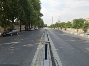 اجرای طرح ایمنی ترافیکی در خیابان قدوسی با نصب گل‌میخ و جداکننده