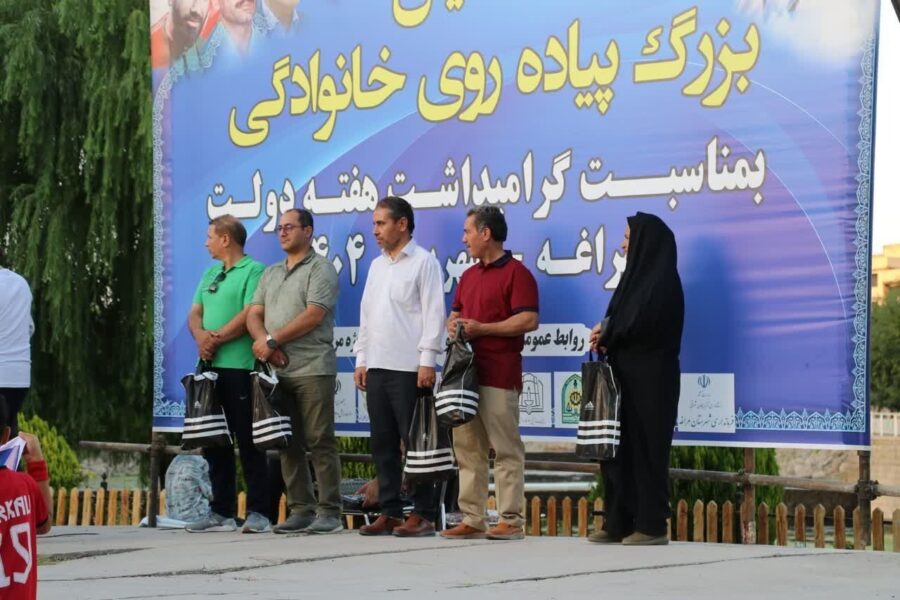 پیاده‌روی سلامت محور هفته دولت در مراغه برگزار شد