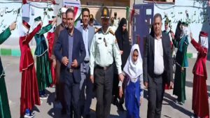 بدرقه فرزند شهید فراجا از خانه تا مدرسه در مراغه
