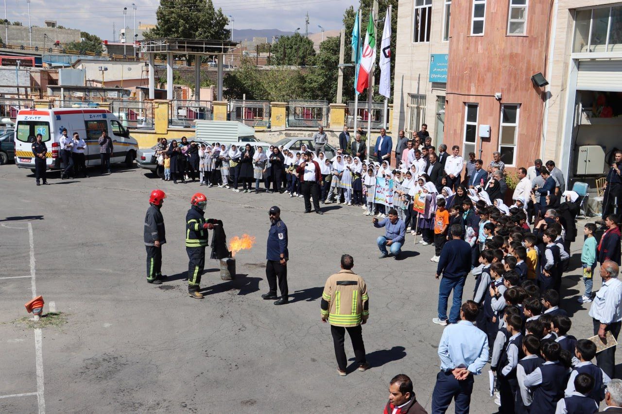 گرامیداشت قهرمانان آتش‌نشان در مراغه