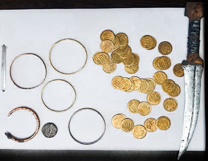 دستگیری متهم خرید و فروش اشیای تاریخی در مراغه و کشف ۴۹ سکه قاچاق