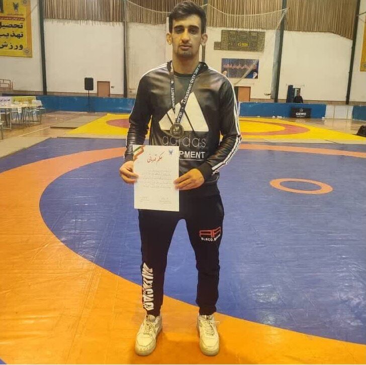 مدال برنز رقابت‌های کشتی فرنگی دانشجویان کشور بر گردن ورزشکار مراغه‌ای