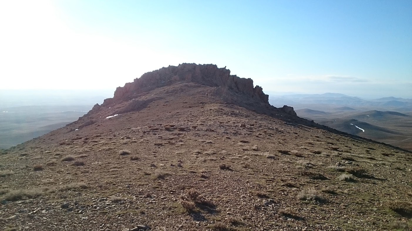 قله مندیل اسر مراغه؛ قلهای با پرچمی اهتزازکنان بر فراز تاریخ و طبیعت