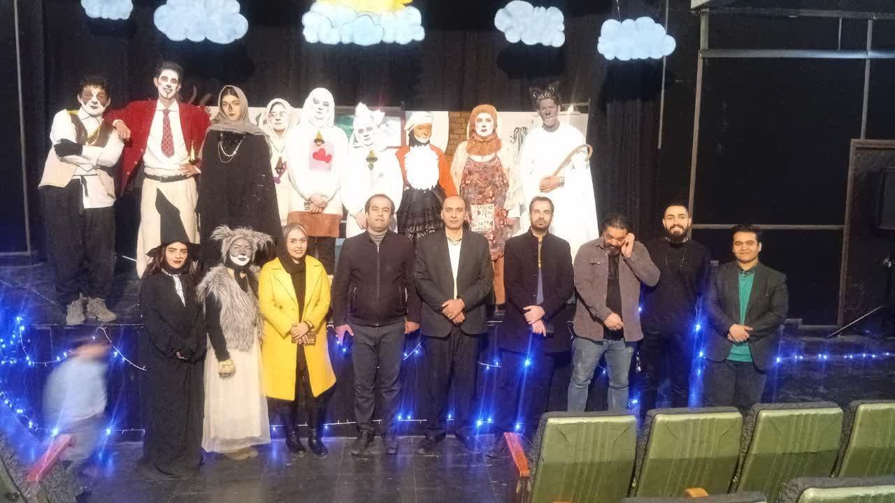 بازدید رئیس اداره فرهنگ و ارشاد اسلامی از نمایش «بزبز قندی و گرگ قشنگ»