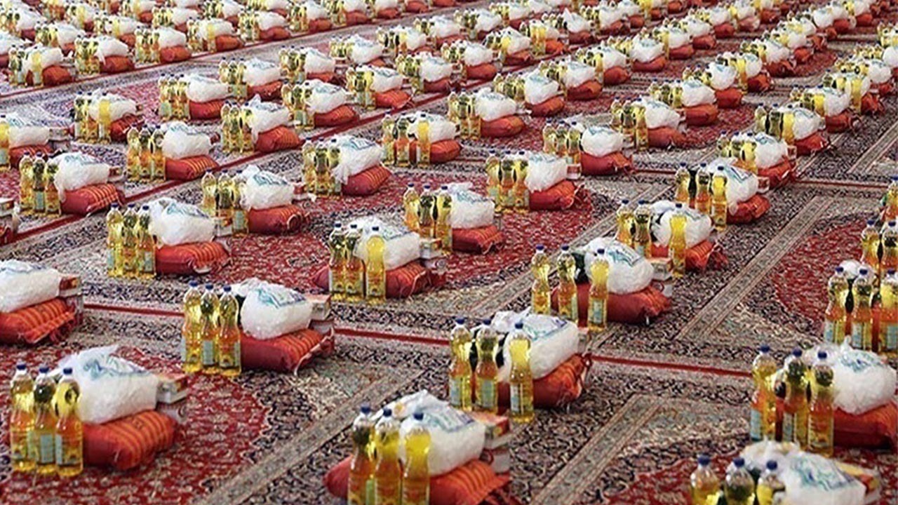 اهدای ۱۰۰ بسته حمایتی معیشتی میان خانواده‌های نیازمند مراغه