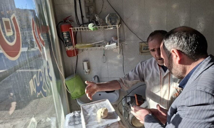 نظارت میدانی کارگروه آرد و نان مراغه بر عملکرد نانوایی‌ها در دومین روز رمضان