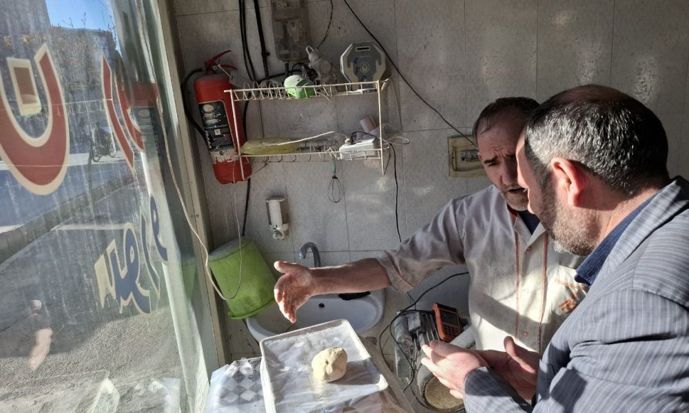 نظارت میدانی کارگروه آرد و نان مراغه بر عملکرد نانوایی‌ها در دومین روز رمضان