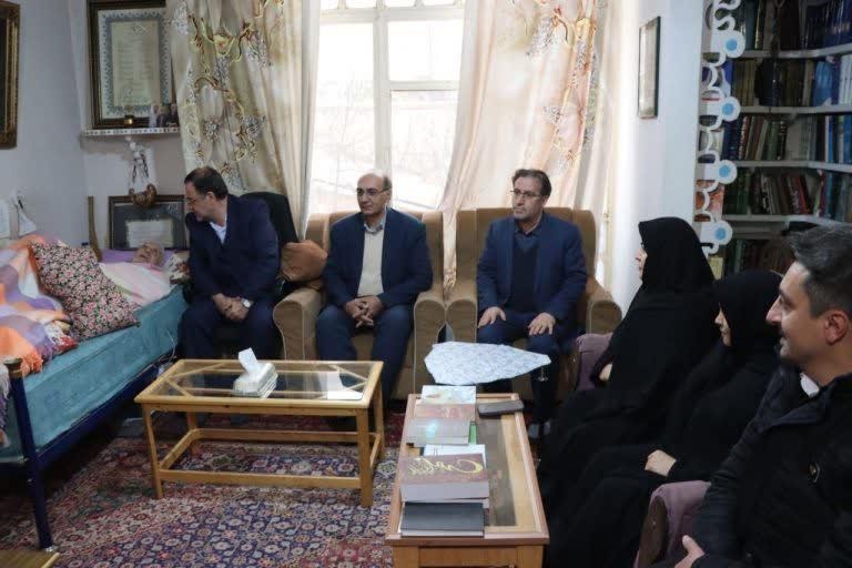 حضور فرماندار مراغه در منزل استاد باریشماز؛ تأکید بر تقویت جایزه ادبی این شاعر آذربایجانی