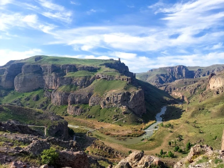 قلعه ضحاک ظرفیت تبدیل‌شدن به برند ملی گردشگری شمال‌غرب کشور را دارد