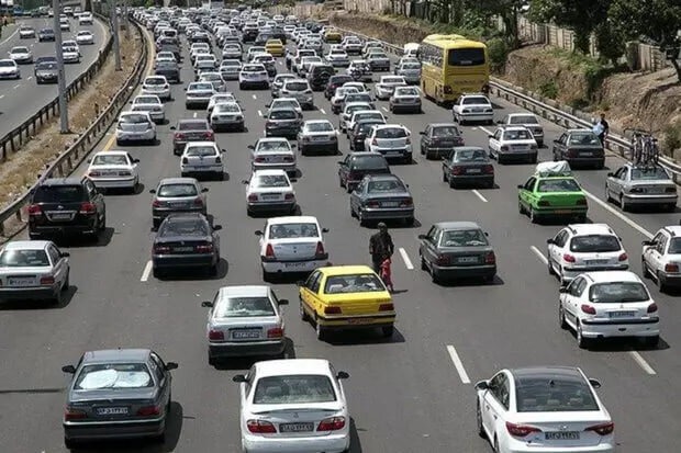 آخرین وضعیت ترافیک جاده‌ای؛ ترافیک سنگین در ورودی‌های تهران و انسداد چند محور شریانی