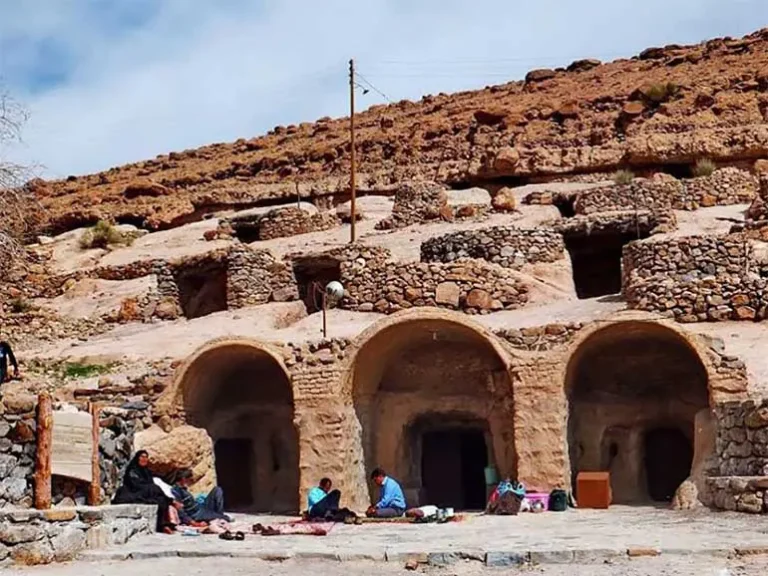 میمند؛ سرزمین هزاران غار دست‌کَند و زندگی هزارساله در دل سنگ