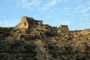 قلعهٔ دختر فیروزآباد؛ نگینی فراموش‌نشدنی بر فراز تاریخ ساسانی