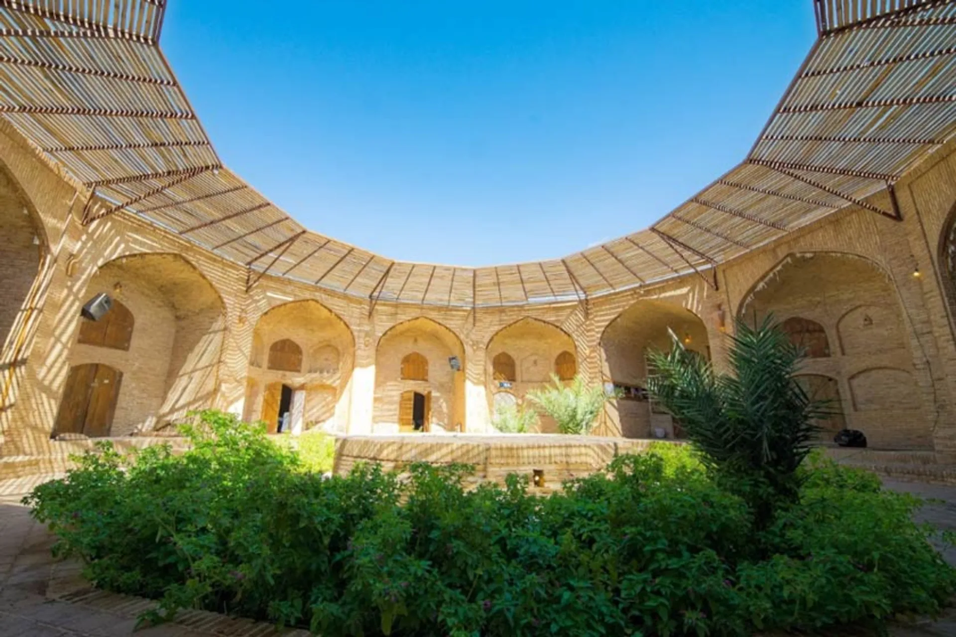 کاروانسرای زینالدین یزد؛ تنها کاروانسرای مدور ایران در دل کویر