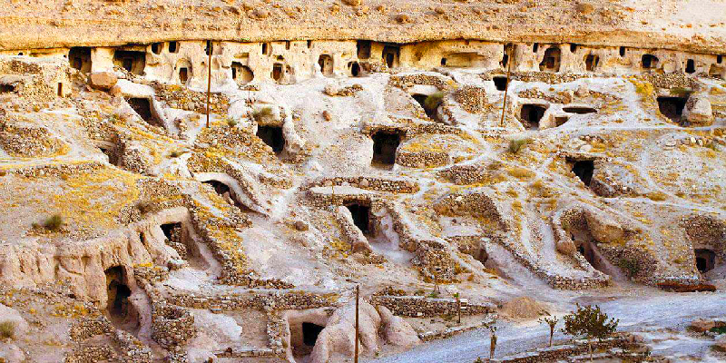 میمند؛ هزاران سال زندگی در دل کوهستان – سفری به ژرفای زیست‌معماری صخره‌ای ایران