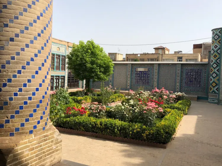 تکیهٔ معاونالملک؛ روایت عاشورا در میان کاشیهای رنگین