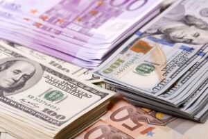 عقب‌نشینی نرخ ارز در مرکز مبادله و بازار آزاد؛ اصلاح قیمت دلار و تتر در مسیر تعادل