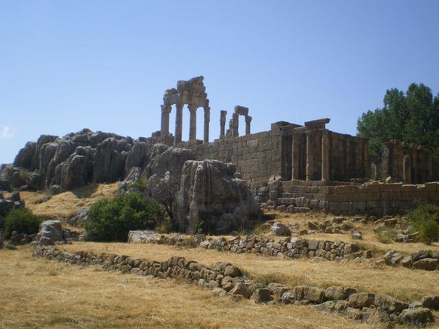 منطقه فقرا بهشت کوهستانی و تاریخی لبنان