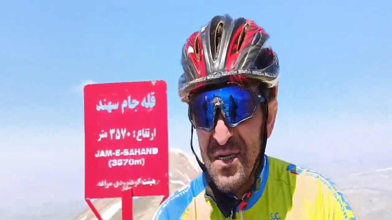 دوچرخه‌سوار هشترودی قله سهند را فتح کرد