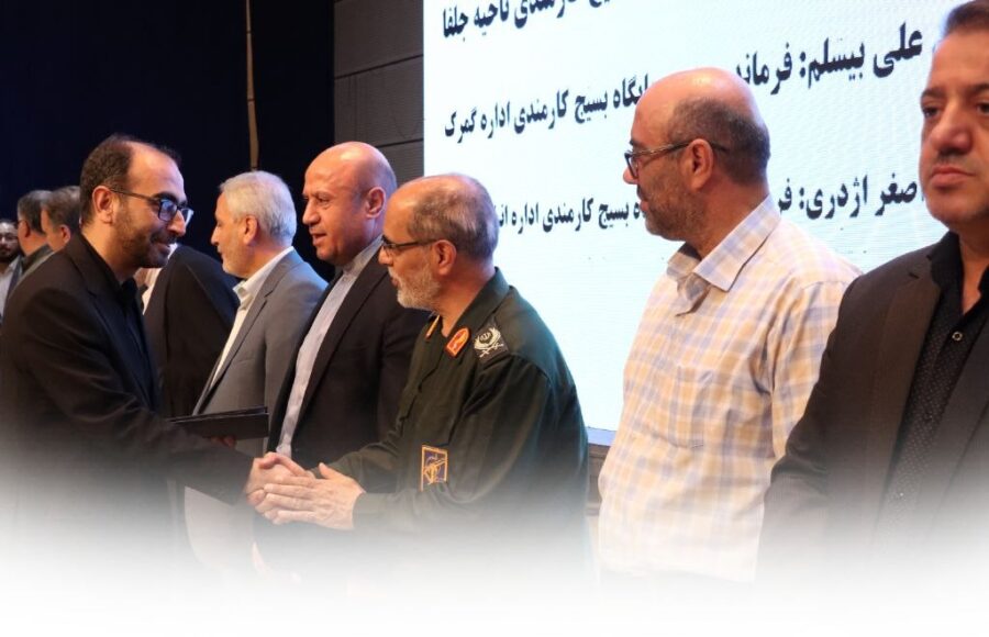 تجلیل دانشگاه مراغه از فرمانده بسیج کارمندی