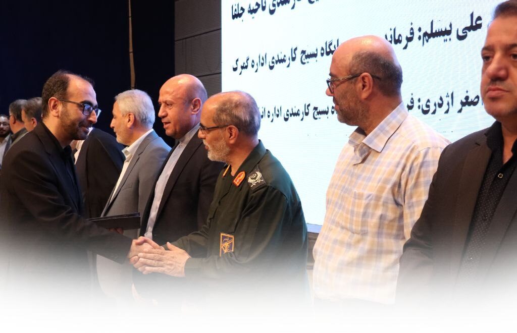 تجلیل دانشگاه مراغه از فرمانده بسیج کارمندی