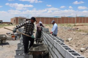 دیوارچینی کارخانه قطعات بتنی شماره ۲ مراغه در مراحل پایانی
