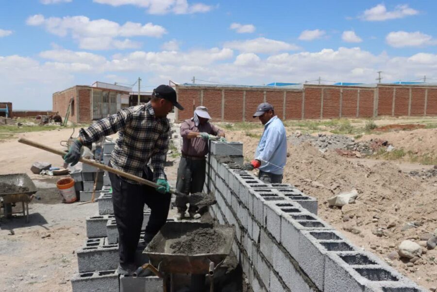دیوارچینی کارخانه قطعات بتنی شماره ۲ مراغه در مراحل پایانی
